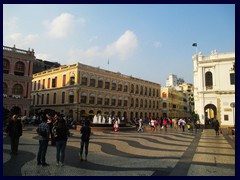 Largo do Senado (Senate Square) is the heart of Macau and part of the UNESCO historical list. It is very beautiful and resembles typical town squares in Spain and Portugal. Pastel-coloured historical colonial buildings in classical style, most of them with administratives functions during the Portugese era, surround the square. In the middle is a splendid fountain and a ground paved with a wave-shaped black and white pattern. The buildings and the fountain are beautifully illuminated at night. The square is a popular place for cultural activities.